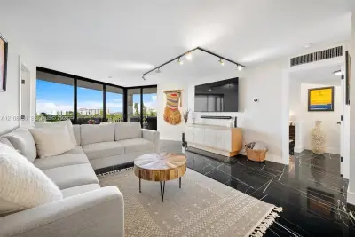 1000 Quayside Ter #709, Miami: photo 1 of 40