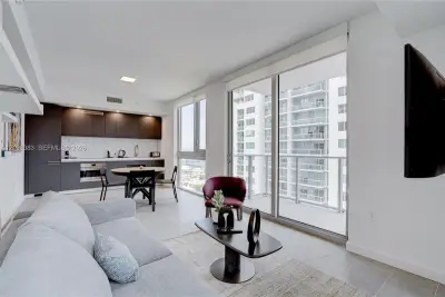 227 NE 2nd St #2500, Miami: photo 1 of 20