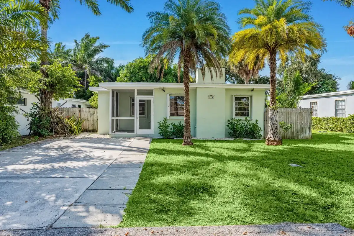 128 E Central Blvd, Lantana: photo 1 of 39