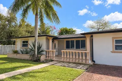 80 NE 162nd St, Miami: photo 1 of 49