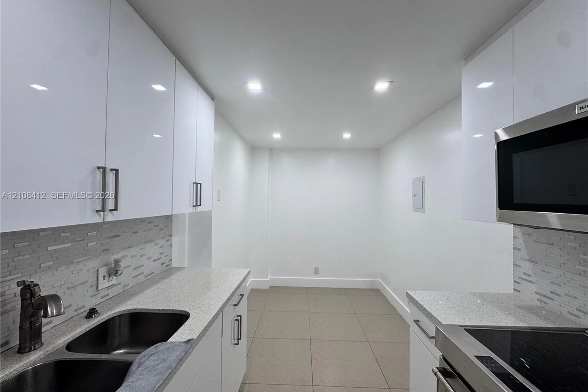 4200 Hillcrest Dr #604, Hollywood: photo 1 of 15