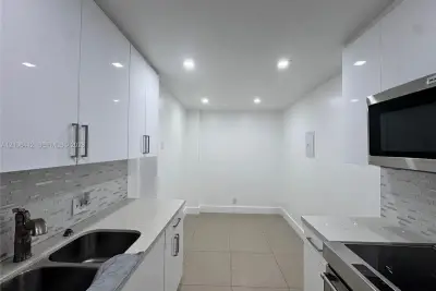 4200 Hillcrest Dr #604, Hollywood: photo 1 of 15