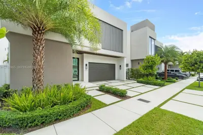 10536 NW 67th Ter, Doral: photo 1 of 34