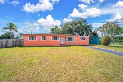 1750 NW 185th St, Miami Gardens: photo 1 of 41