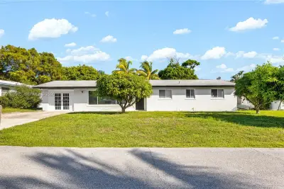 227 SW 13th Ave, Boynton Beach: photo 1 of 39