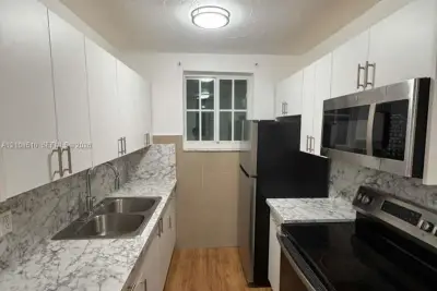 160 NE 55th St #11, Miami: photo 1 of 6