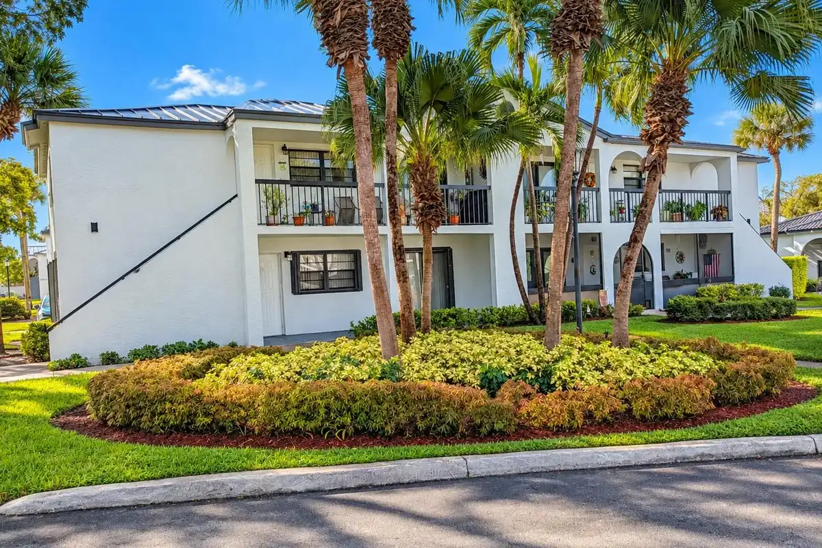 18286 Mediterranean Blvd #202, Hialeah: photo 1 of 9