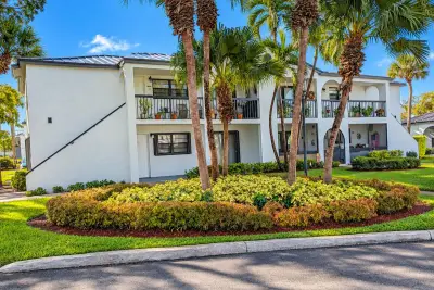 18286 Mediterranean Blvd #202, Hialeah: photo 1 of 9