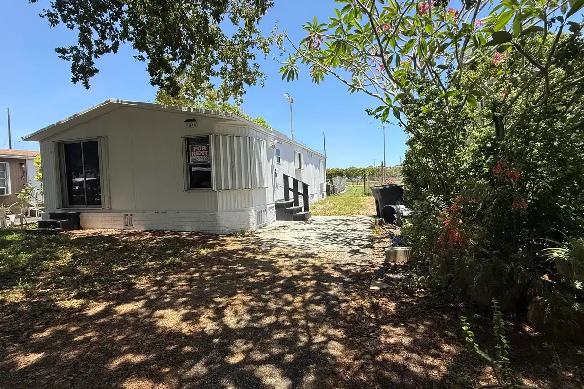 5040 SW 30th Ave, Dania Beach: photo 1 of 11