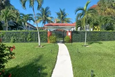 541 Blue Heron Dr #204, Hallandale Beach: photo 1 of 13