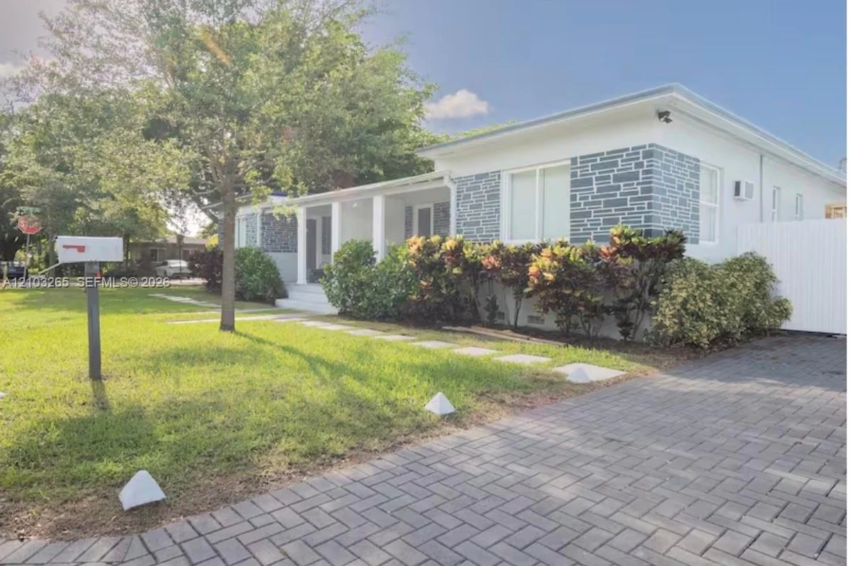 2002 Wiley St #2, Hollywood: photo 1 of 11