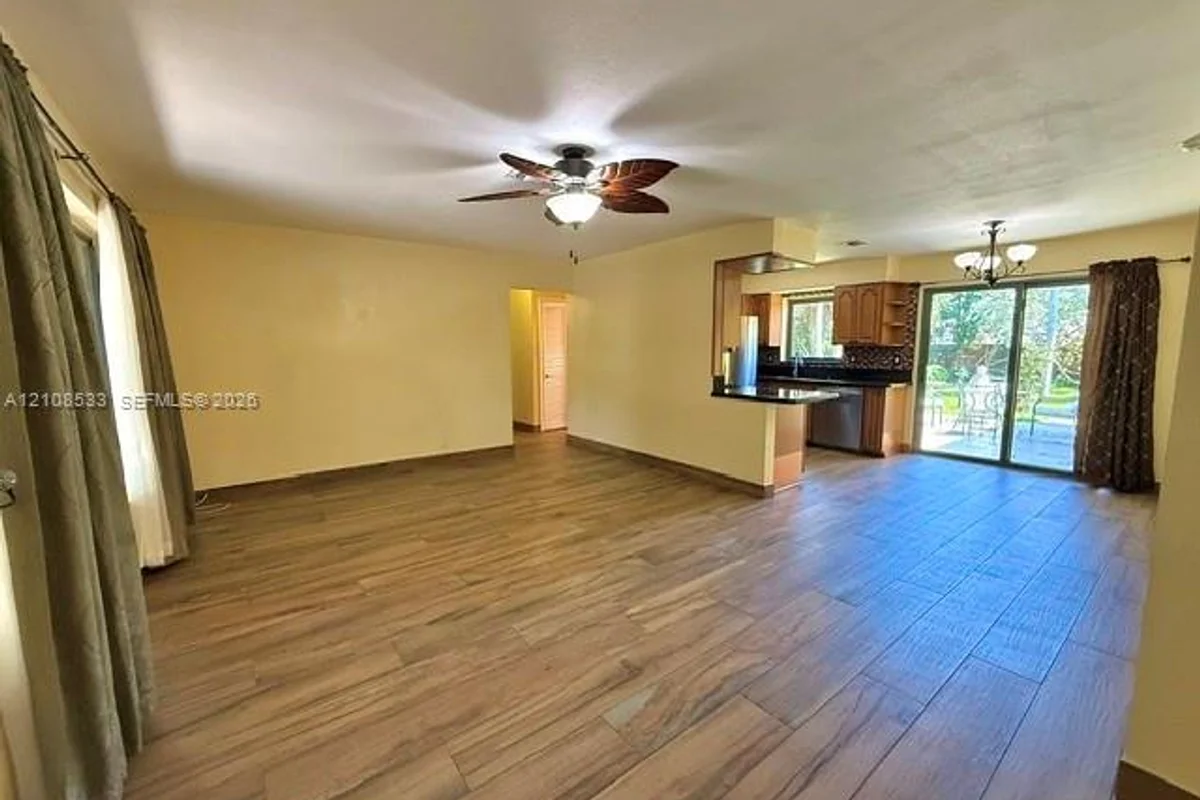 1124 NE 7th St, Hallandale Beach: photo 1 of 39