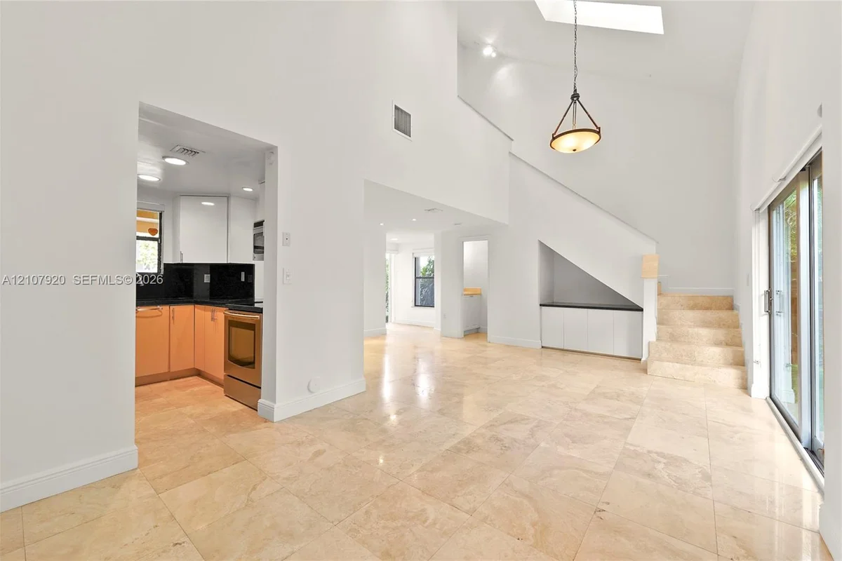 3062 Shipping Ave, Miami: photo 1 of 18