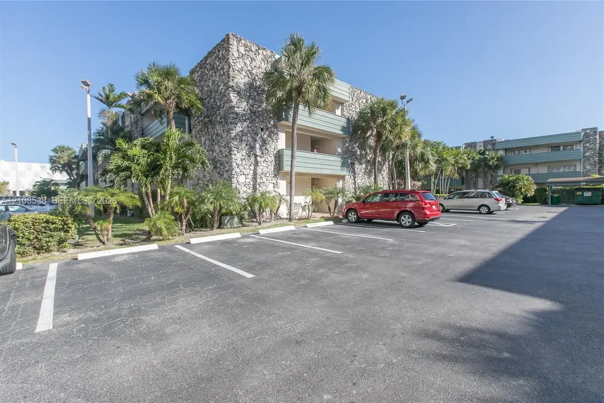 8315 SW 72nd Ave #313B, Miami: photo 1 of 15