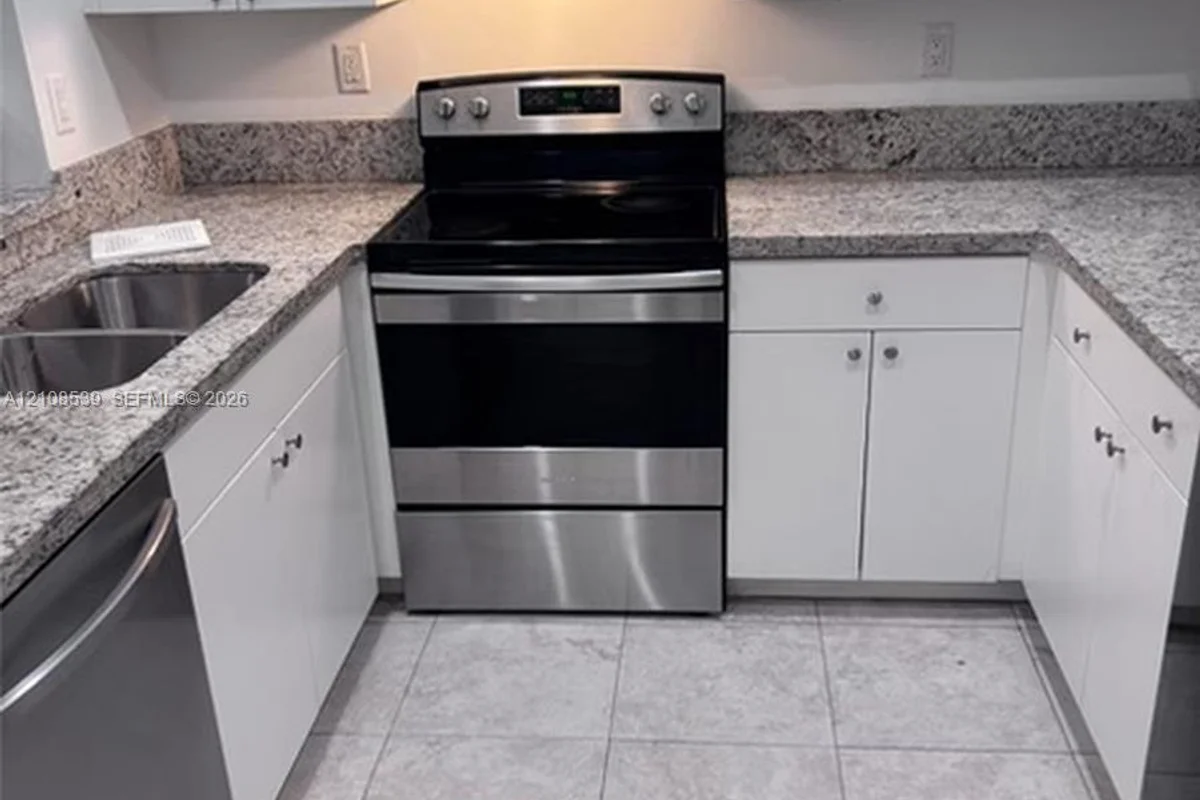710 E 9th St #216, Hialeah: photo 1 of 8