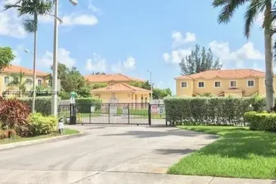 10841 SW 181st Ln, Miami: photo 1 of 9