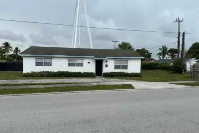 5713 Candlewood St, Mangonia Park: photo 1 of 1
