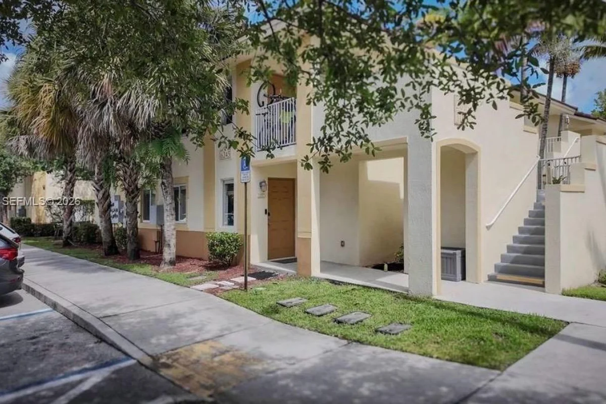 6245 SW 47th Manor #101, Davie: photo 1 of 25