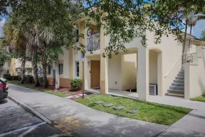 6245 SW 47th Manor #101, Davie: photo 1 of 25