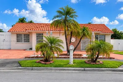 7931 W 6th Ave, Hialeah: photo 1 of 21