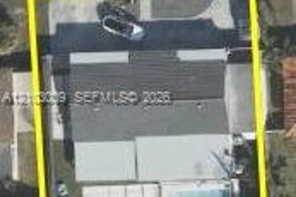 8740 SW 42nd St, Miami: photo 1 of 1