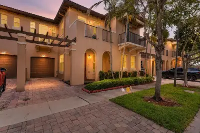4414 Morgan Ln, Davie: photo 1 of 42