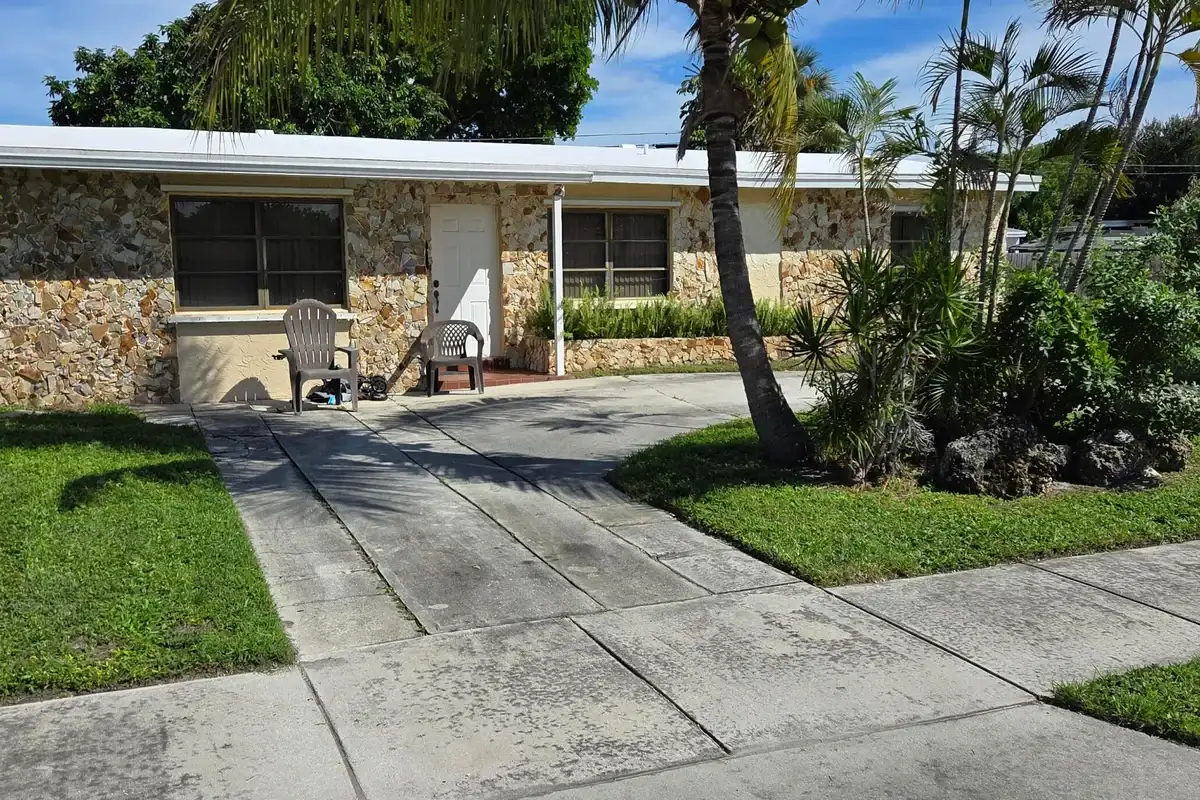 2448 NE 13th Ave, Pompano Beach: photo 1 of 16