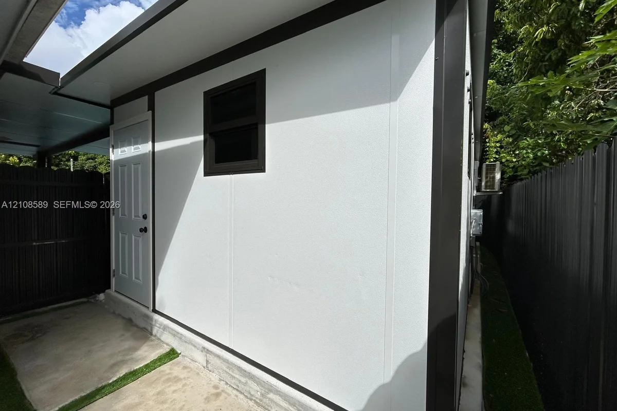 1031 NE 151st St #1, North Miami Beach: photo 1 of 8