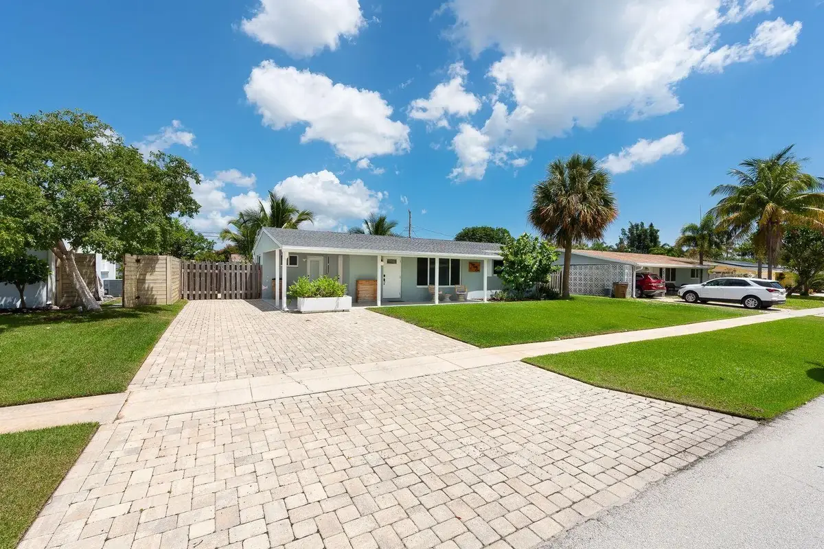 431 SE 4th St, Deerfield Beach: photo 1 of 32
