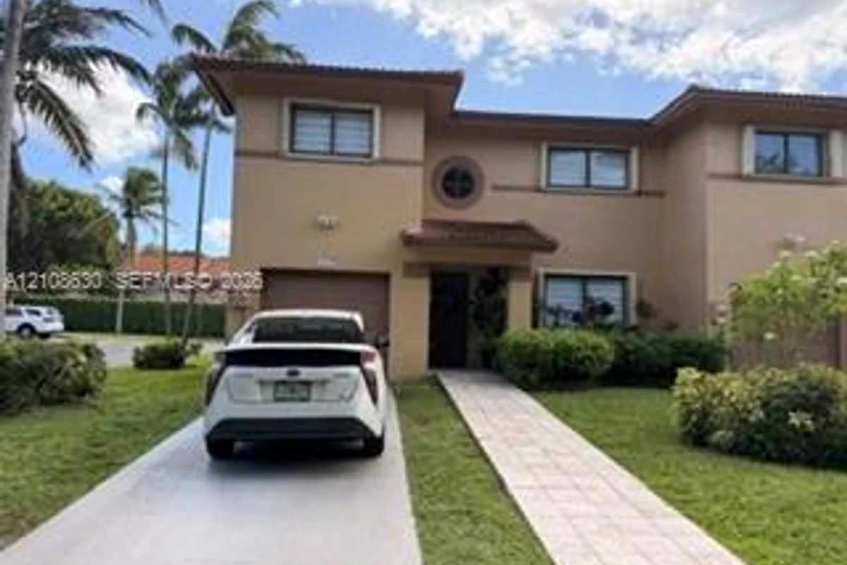 11511 SW 90th Ter, Miami: photo 1 of 9