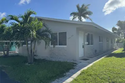 1431 N 14th Way, Hollywood: photo 1 of 15