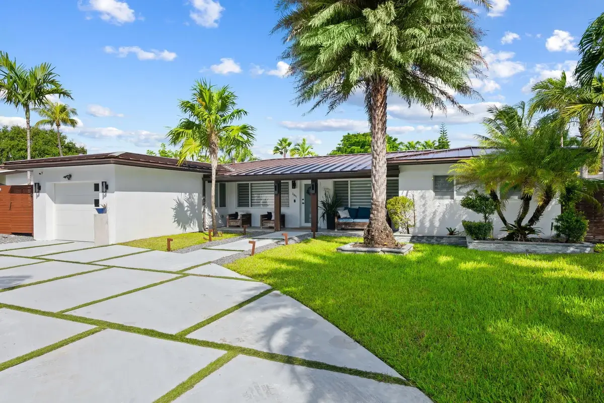 2041 NE 52nd St, Fort Lauderdale: photo 1 of 34