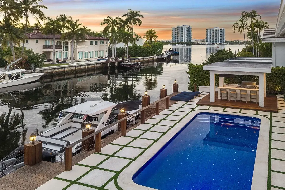 16430 NE 30th Ave, North Miami Beach: photo 1 of 28