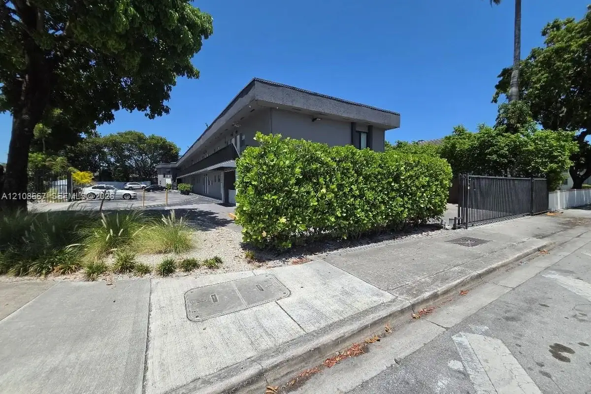 4393 NW 11th St #20, Miami: photo 1 of 7