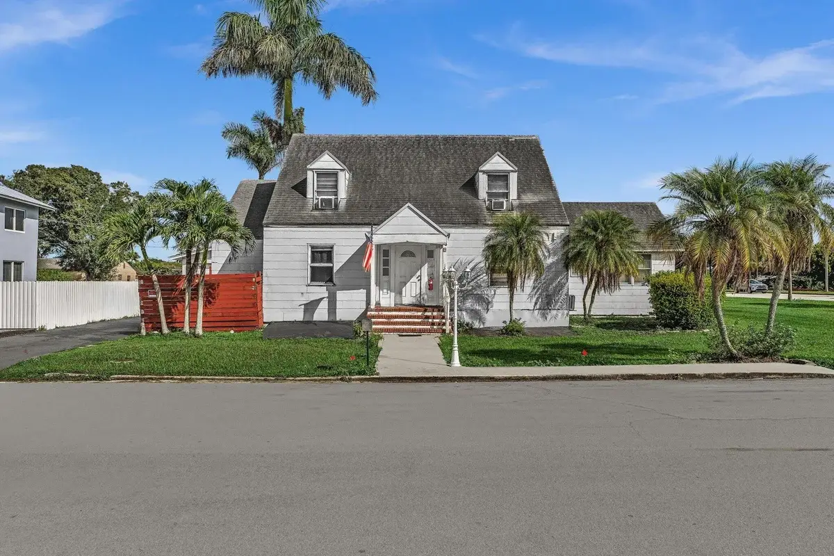 9 NW Ave D, Belle Glade: photo 1 of 39