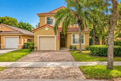 2002 SE 14th Ct, Homestead: photo 1 of 25