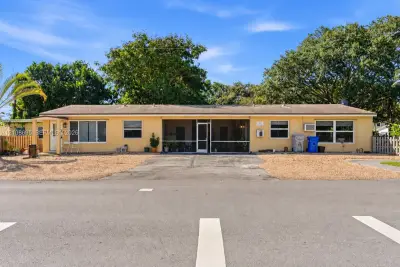 1800 NE 4th St, Pompano Beach: photo 1 of 42
