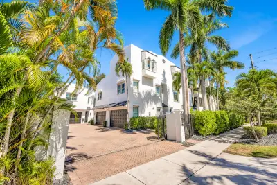 1627 E Broward Blvd, Fort Lauderdale: photo 1 of 48