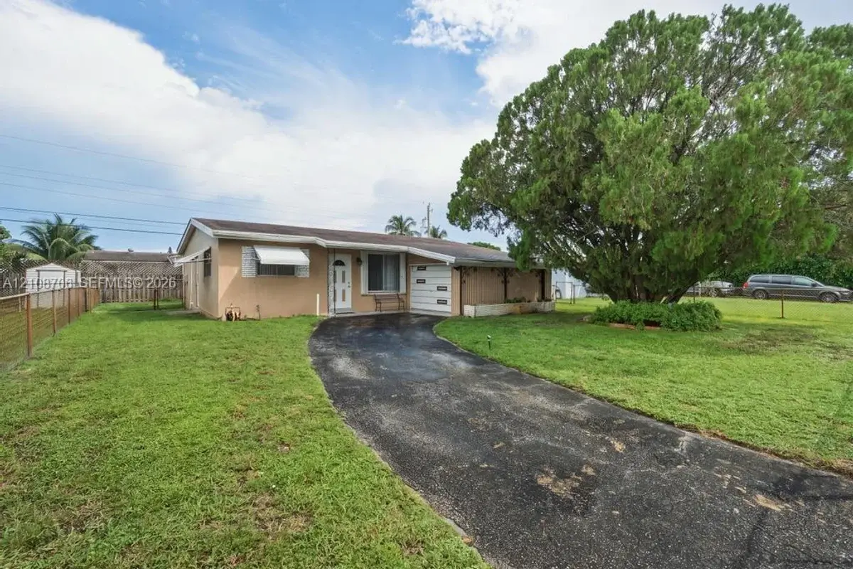 531 N 70th Way, Hollywood: photo 1 of 17