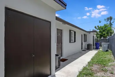 350 NE 25th Ct, Pompano Beach: photo 1 of 10