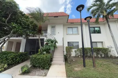 379 Lakeview Dr #205, Weston: photo 1 of 11