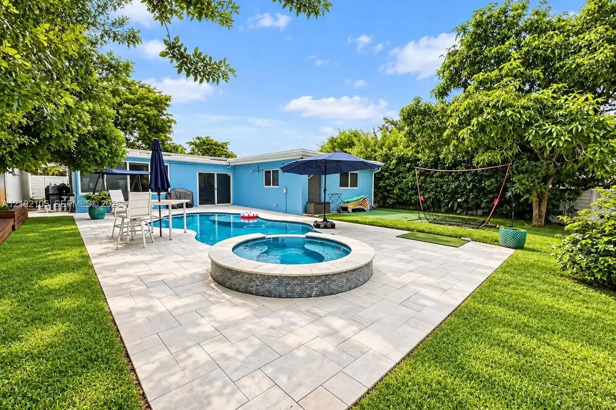 5300 Pierce St, Hollywood: photo 1 of 17