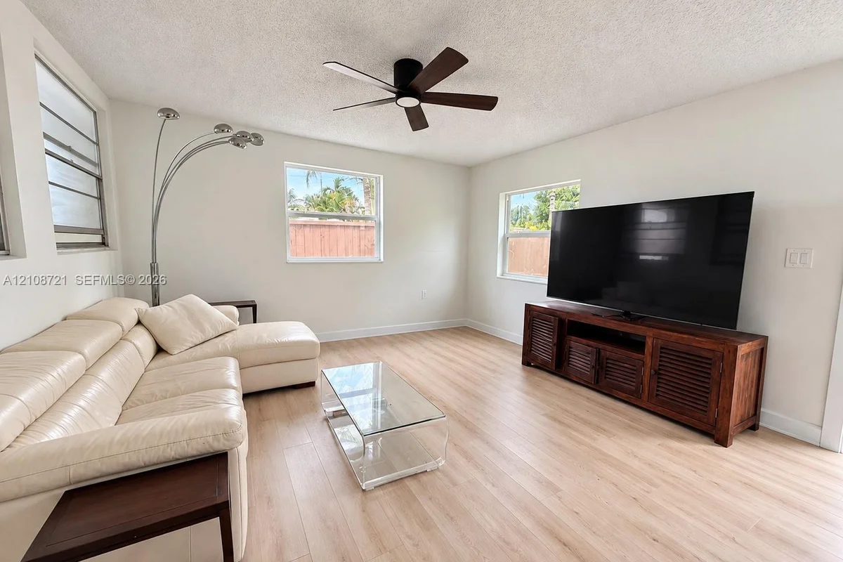 6561 SW 32nd St, Miami: photo 1 of 20