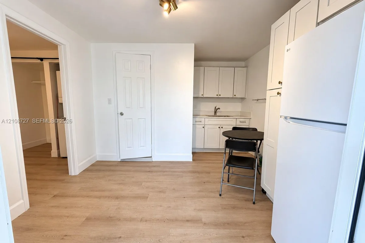 6561 SW 32nd St, Miami: photo 1 of 8