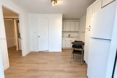 6561 SW 32nd St, Miami: photo 1 of 8
