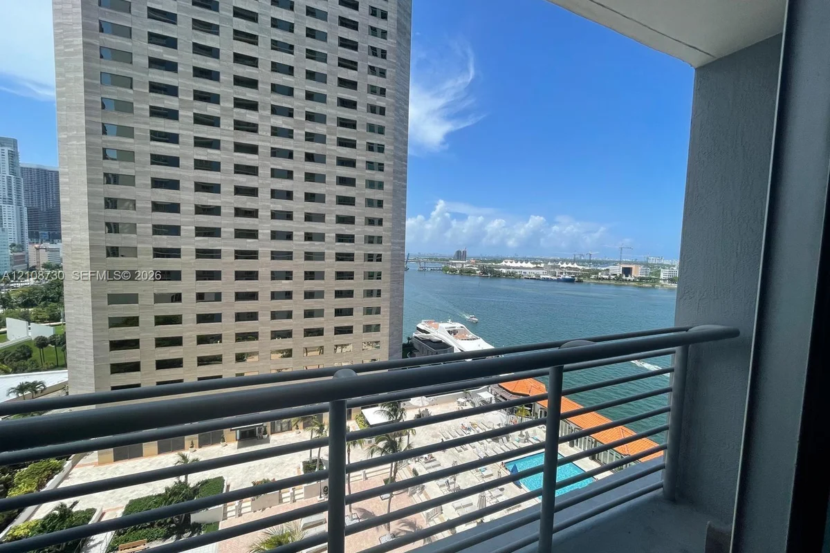 Condo in Miami: photo 1 of 6