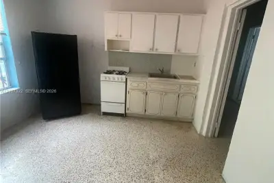 1055 SW 4th St #c, Miami: photo 1 of 2
