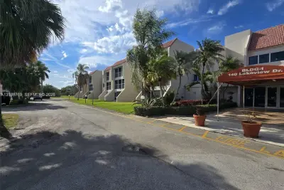 140 Lakeview Dr #111, Weston: photo 1 of 26