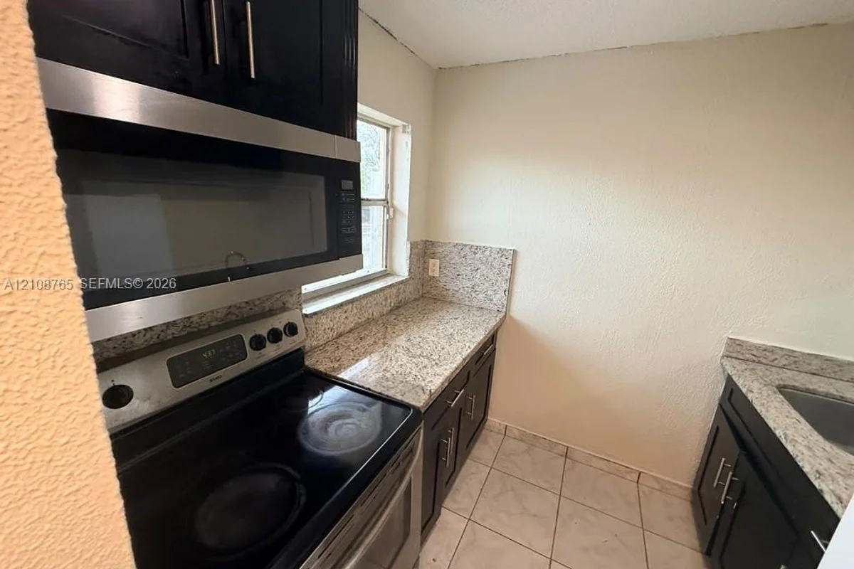 2721 NW 23rd Ct #3, Miami: photo 1 of 6