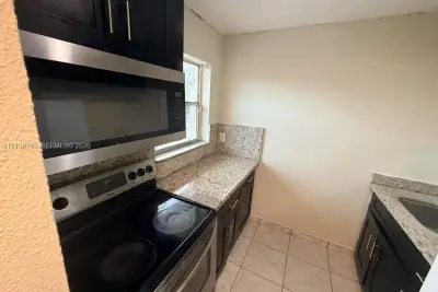 2721 NW 23rd Ct #3, Miami: photo 1 of 6